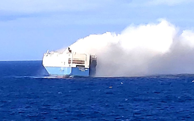 Tàu vận tải chở 4.000 ô tô của tập đoàn Volkswagen bốc cháy trên biển