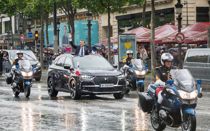 Tổng thống Pháp dùng xe SUV mui trần trong lễ nhậm chức