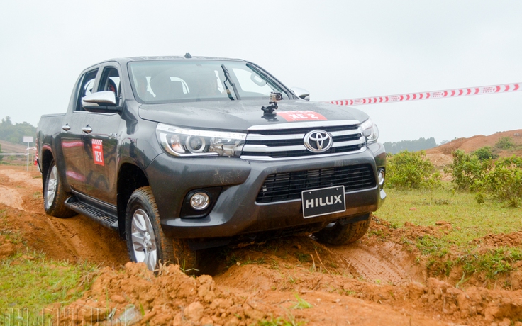 Vượt địa hình Đồng Mô cùng Toyota Hilux 2016