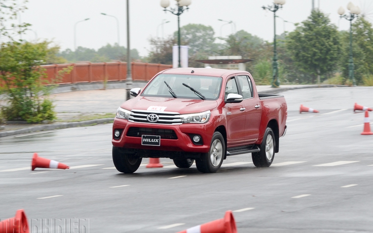 ‘Lép vế’ ở phân khúc bán tải Toyota cải tiến, giảm giá Hilux