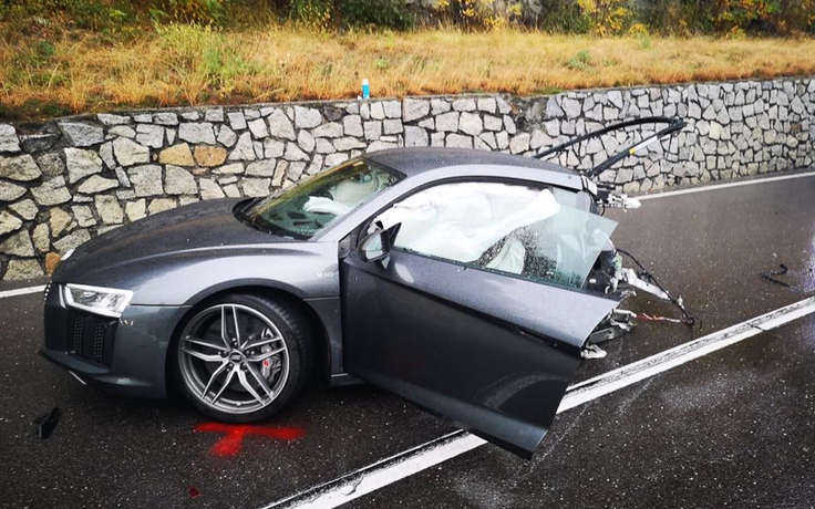 Audi R8 gãy đôi sau tai nạn, tài xế may mắn sống sót