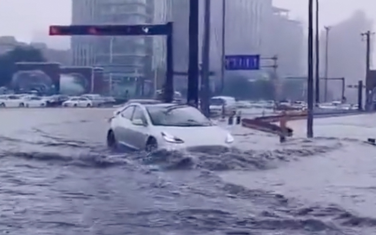 Nhiều xe bất lực, Tesla Model 3 vẫn băng băng qua đường ngập nước