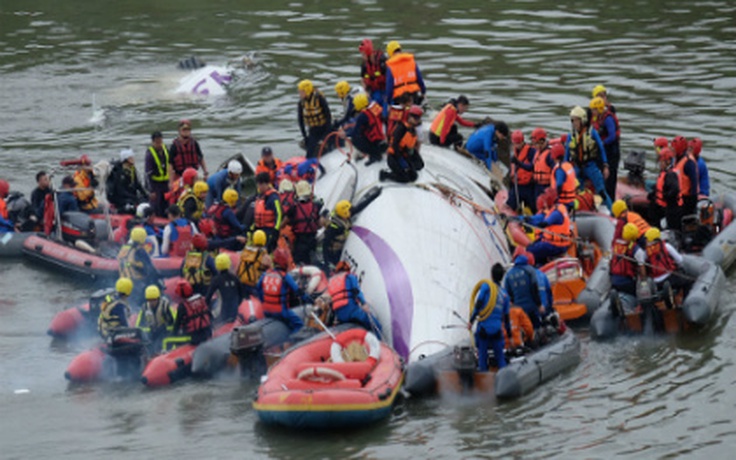 Chùm ảnh vụ máy bay rơi tại Đài Loan, ít nhất 23 người chết