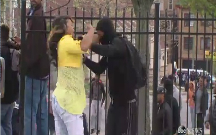 Mẹ đánh con vì tham gia bạo động tại Baltimore