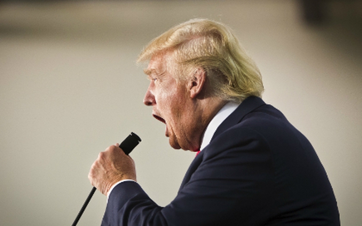 Tỉ phú Donald Trump đuổi phóng viên khỏi phòng họp báo