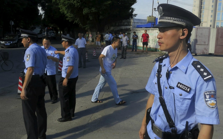 Cảnh sát Trung Quốc ép 2 cô gái khoả thân để... khám