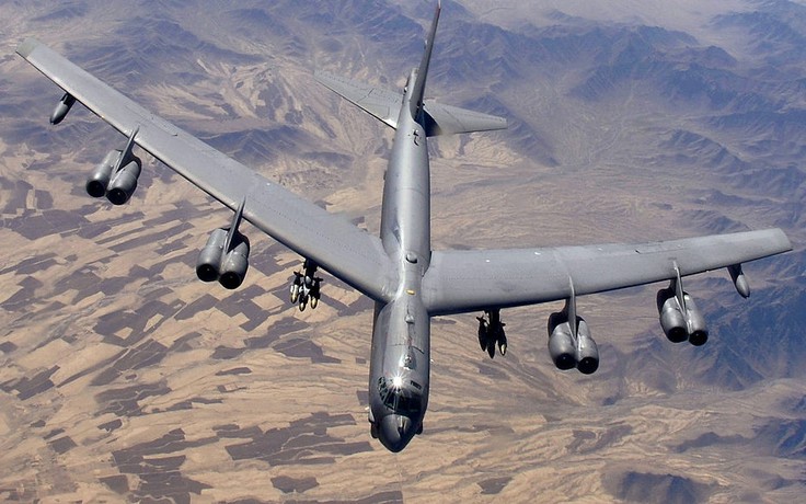 Máy bay B-52 Mỹ bị rơi động cơ khi bay tập