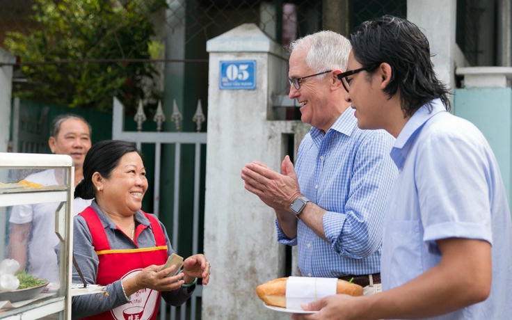 Thủ tướng Úc thưởng thức bánh mì vỉa hè Đà Nẵng