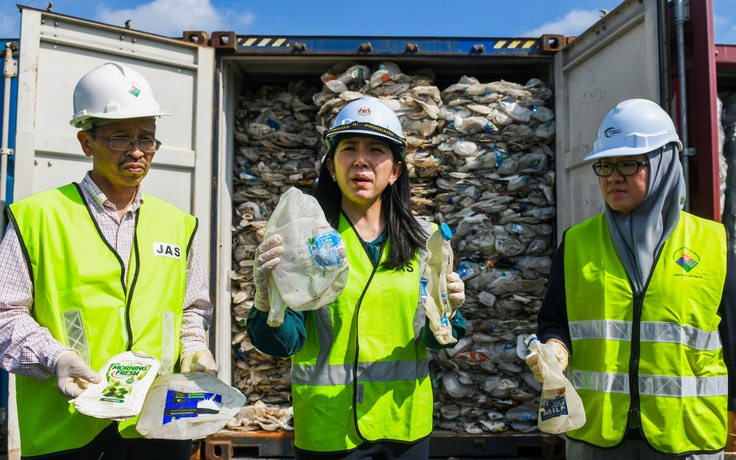 Lo bị biến thành 'thùng rác', Malaysia gửi trả rác cho nhiều nước