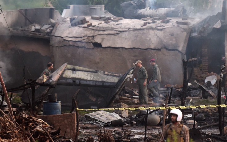Máy bay quân sự Pakistan rơi xuống khu dân cư, ít nhất 17 người thiệt mạng