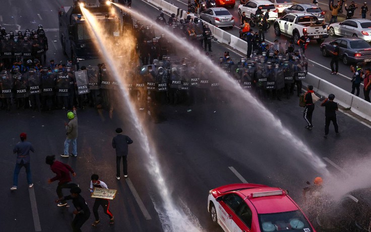 Bạo lực leo thang, cảnh sát dùng vòi rồng giải tán biểu tình tại Thái Lan