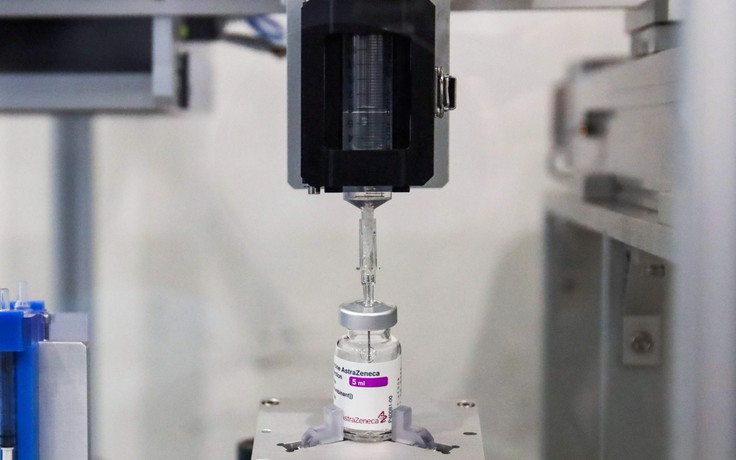 Thái Lan chế máy giúp rút kiệt vắc xin AstraZeneca từ lọ vào kim tiêm