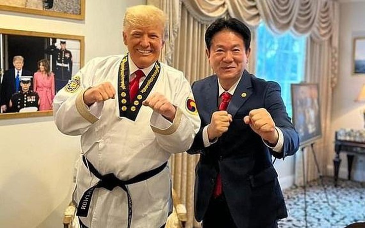 Ông Trump nhận cửu đẳng huyền đai taekwondo, ngang ông Putin