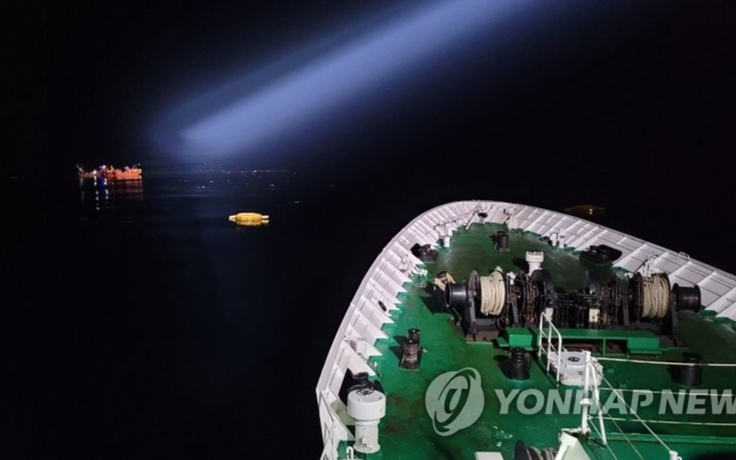 Tàu chở 6 thuyền viên Hàn Quốc mất tích, trực thăng tham gia cứu hộ bị rơi