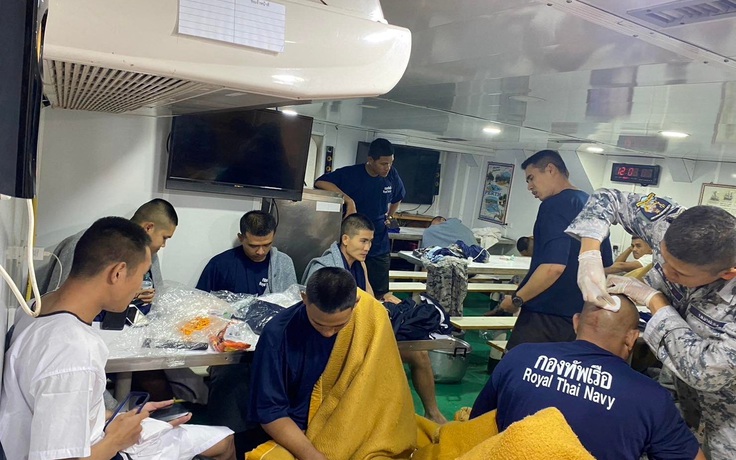 Lính thủy Thái Lan kể chuyện sống sót sau 3 giờ bơi trên biển do tàu chìm