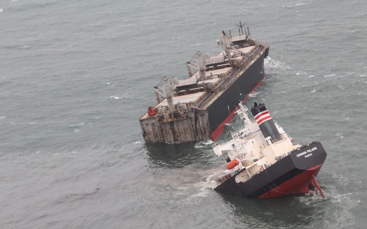 Tàu chở hàng lật ngoài khơi Nhật Bản, 18 người mất tích
