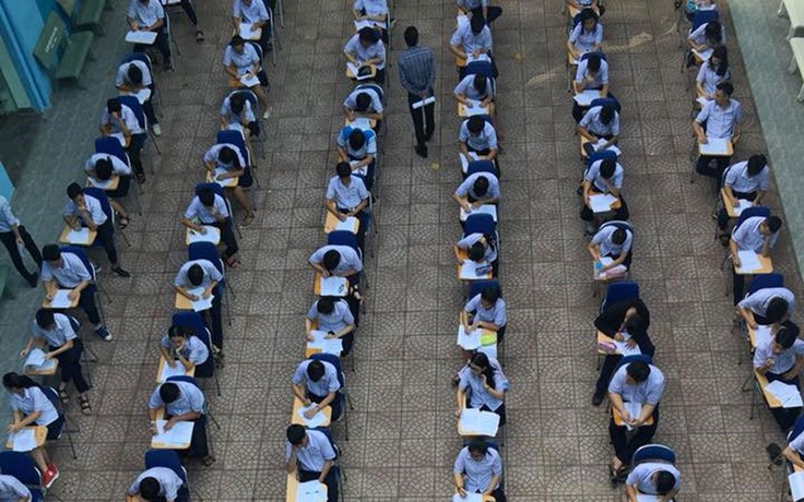 Hàng trăm học sinh làm bài ở sân trường