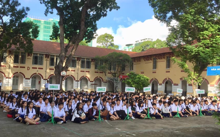 Học sinh hẹn đánh nhau ngoài đường phố