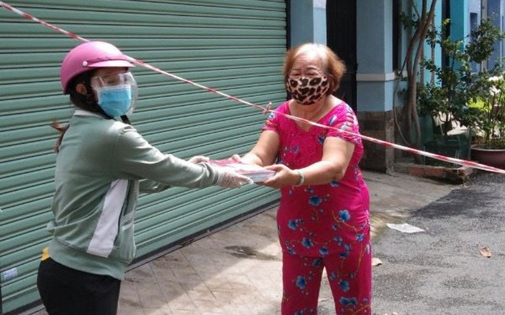 Ngày khai giảng, giáo viên mang sách giáo khoa đến tận nhà học sinh