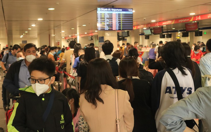 25 tháng Chạp: Sân bay Tân Sơn Nhất như 'biển người', nhiều chuyến delay, khách vạ vật