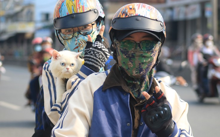 27 tháng Chạp: Chạy xe máy chở đồ về miền Tây ăn Tết, 'biển người' ngay cửa ngõ