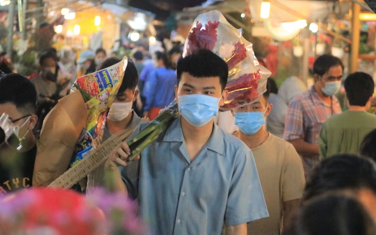 28 tháng Chạp: ‘Biển người’ kẹt cứng chợ hoa lớn nhất Sài Gòn, người bán ‘tít mắt’
