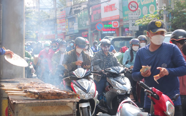 Nướng 5 tấn cá lóc vía Thần tài, chủ tiệm Sài Gòn bán ‘không kịp thở’ gần 5.000 con