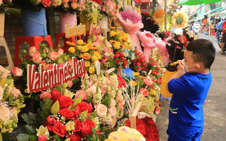 Ngày Valentine 14.2: Giá hoa hồng tăng chóng mặt, chủ shop TP.HCM ‘bán đông gấp 30 lần’