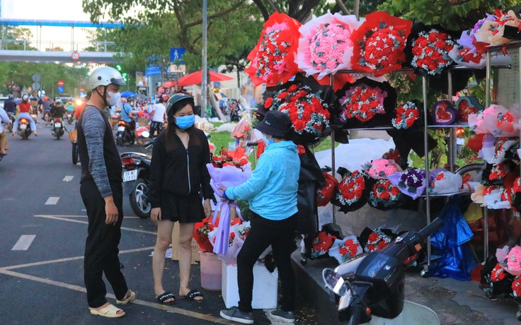 Lễ tình nhân Valentine 14.2: ‘Con đường tình yêu’ Sài Gòn ngập hoa, quà chờ các cặp đôi