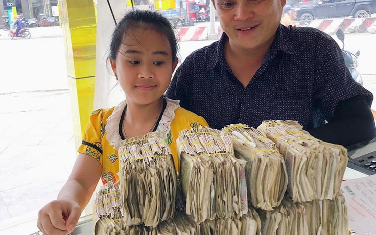 Bé gái ở miền Tây bỏ heo 3 năm mang 6kg tiền lẻ mua vàng tặng ba mẹ