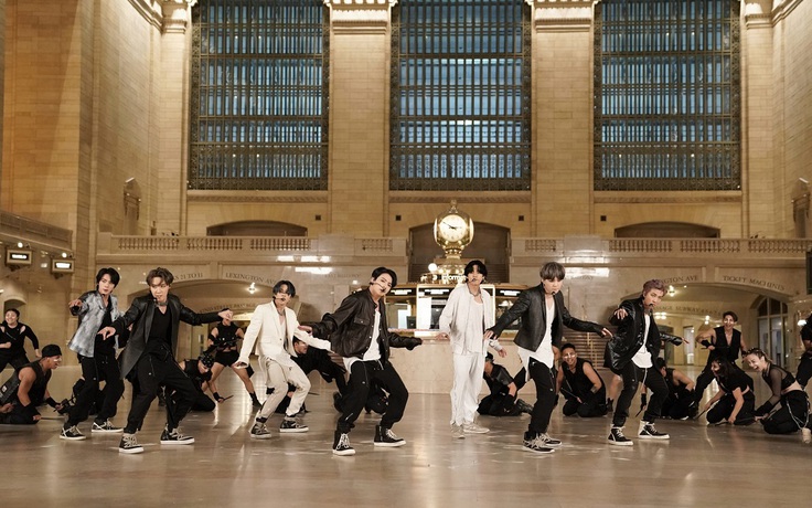 BTS bất ngờ trình diễn 'ON' tại nhà ga tàu điện ngầm ở New York