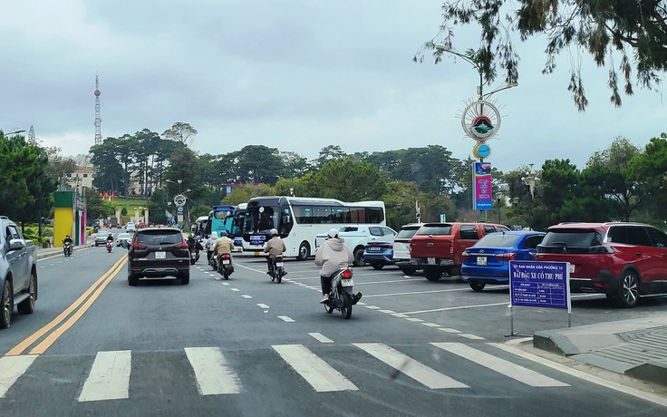 Đà Lạt xuất hiện xe hợp đồng trá hình vận chuyển khách Đà Lạt xuất hiện xe hợp đồng trá hình vận chuyển khách