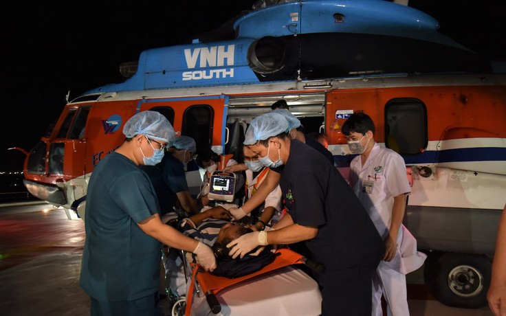 Trực thăng đưa ngư dân bị đột quỵ từ đảo Nam Yết về đất liền điều trị