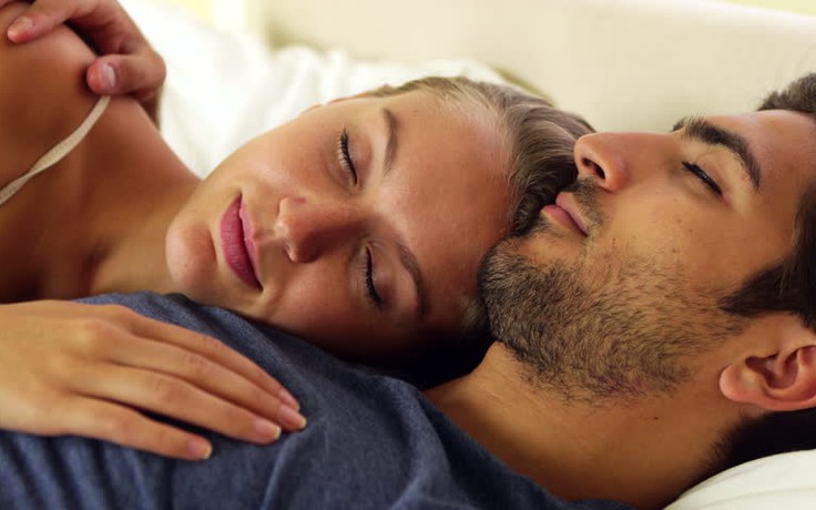 Vợ chồng ngủ cùng lúc sẽ hạnh phúc hơn