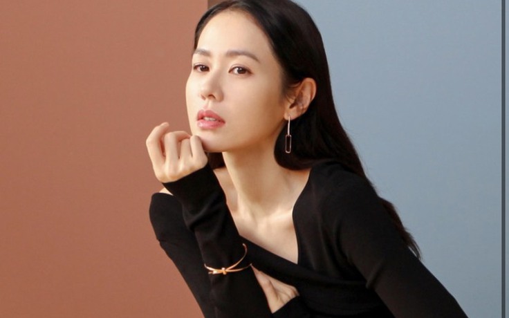 Son Ye Jin diện đồ hở, ăn mặc trẻ trung, đụng độ Taeyeon nhưng không lép vế