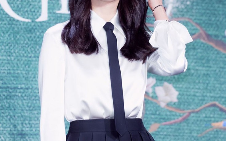 Áo sơ mi lụa qua tay Ngọc Trinh, Song Hye Kyo 'fancy' hết cỡ