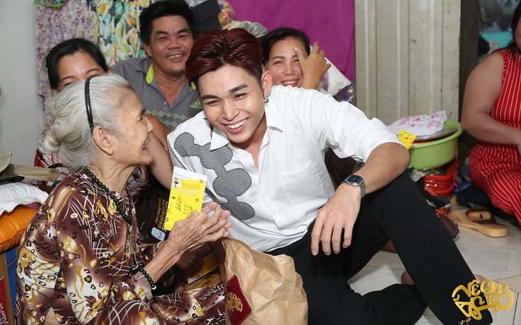 Jun Phạm trao tặng 5 chuyến xe về quê ăn tết cho người nghèo