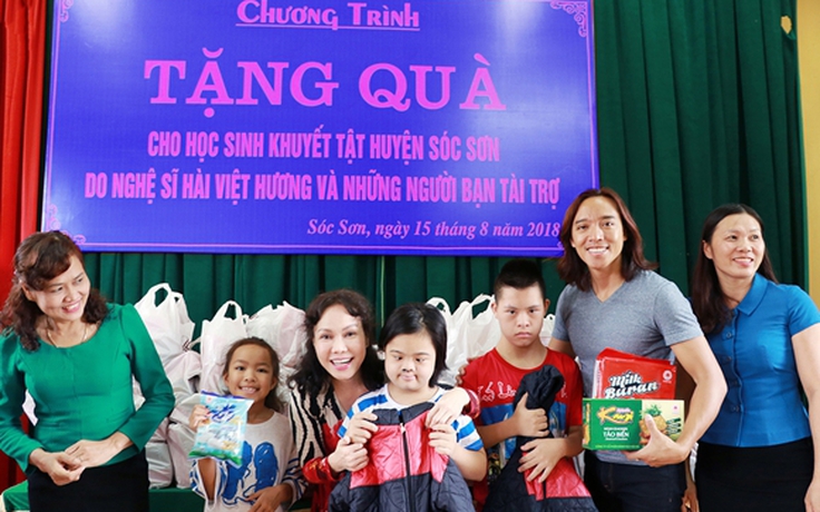 Việt Hương cùng chồng con tặng áo ấm và quà cho trẻ em khuyết tật