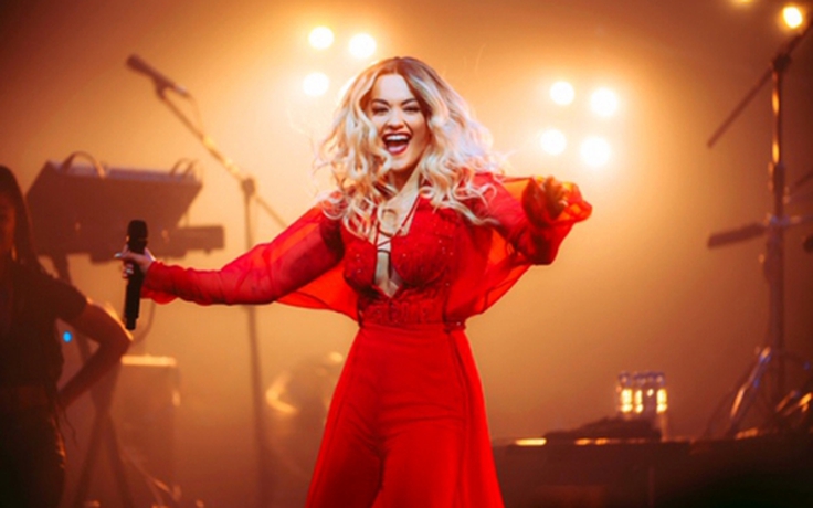 Ca sĩ Rita Ora ‘đốt cháy’ sân khấu với trang phục của NTK Công Trí