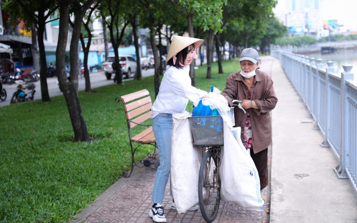 Diệu Nhi nhặt ve chai giữa Sài Gòn giúp ông bà cụ nghèo