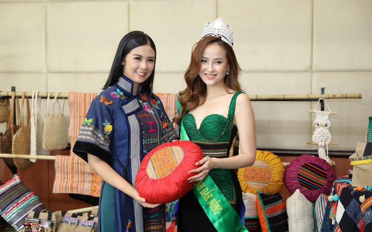 Hoa hậu Khánh Ngân và Ngọc Hân quảng bá thổ cẩm Việt Nam