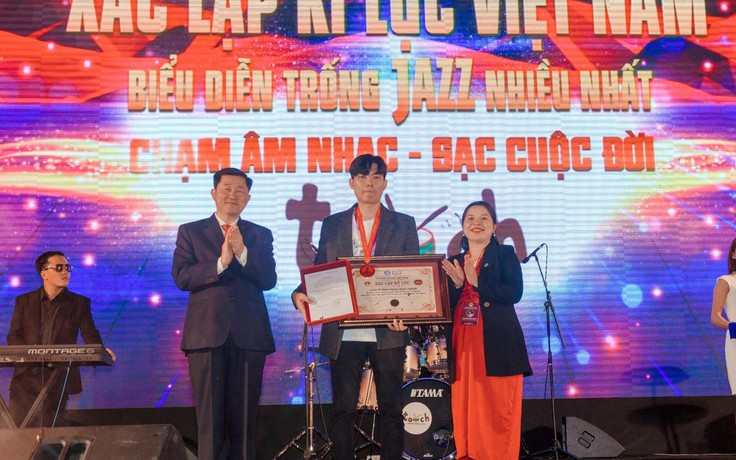 80 tay trống xác lập Kỷ lục Guinness Việt Nam biểu diễn trống Jazz nhiều nhất