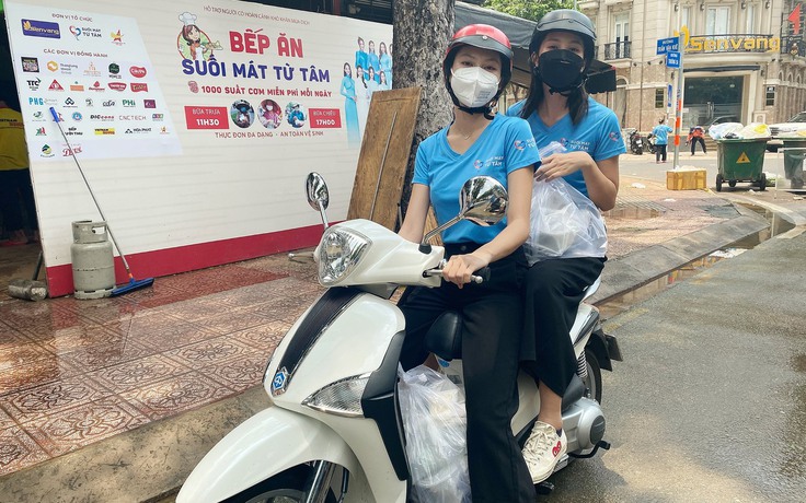 Hoa hậu Tiểu Vy, Á hậu Ngọc Thảo chạy xe máy giao cơm cho tuyến đầu chống dịch