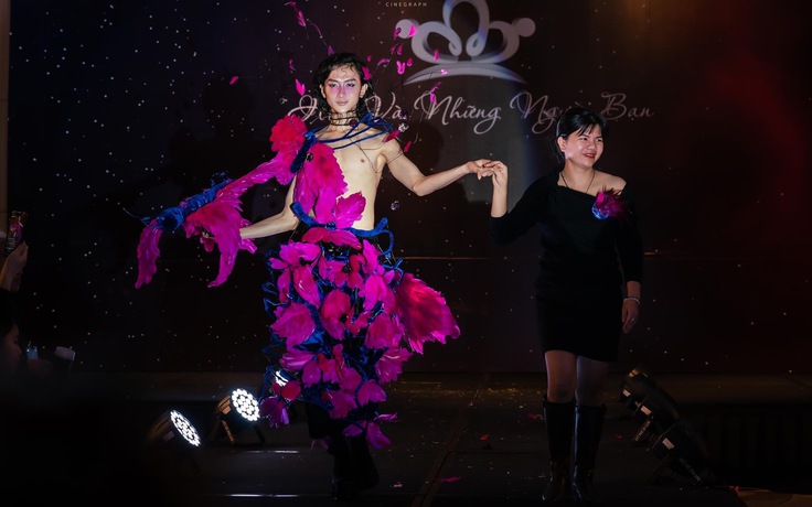 Nhà thiết kế, nghệ nhân Chiến Trần tổ chức show diễn thời trang kết hợp với hoa