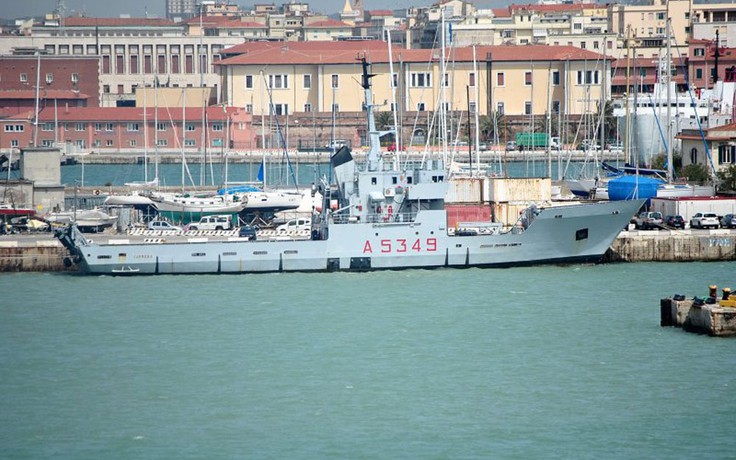 Buôn lậu thuốc lá bằng tàu hải quân Ý