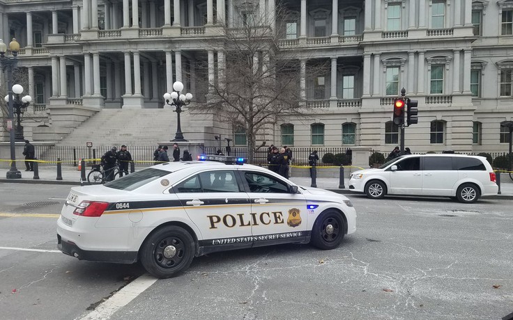 Chặn đoàn xe hộ tống rời Nhà Trắng, một người bị thương