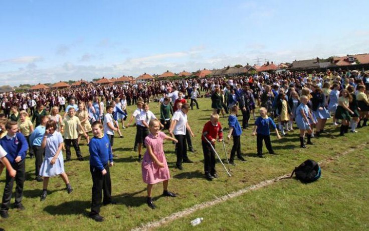 978 sinh viên nhảy floss lập kỷ lục Guinness