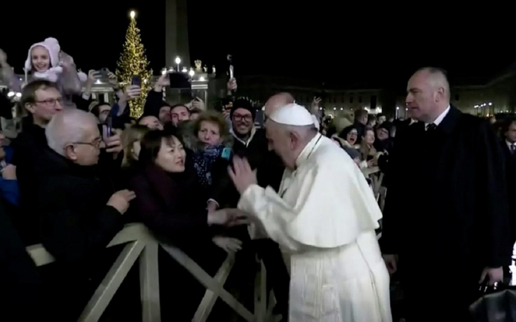 Giáo hoàng Francis xin lỗi vì đập tay phụ nữ
