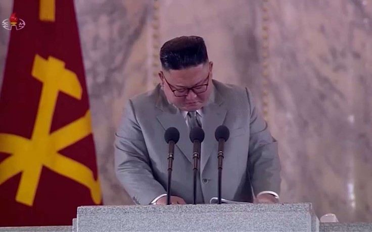 Lãnh đạo Triều Tiên Kim Jong-un xúc động lau nước mắt tại lễ duyệt binh