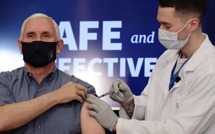 Phó tổng thống Mỹ lên truyền hình trực tiếp khi tiêm vắc xin Covid-19